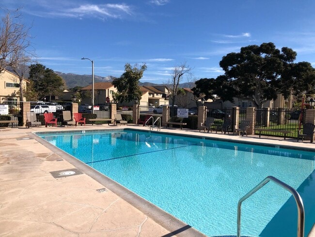 Building Photo - Wonderful 3 Bed, 1.5 Bath Upgraded Condo with Lots of Amenities