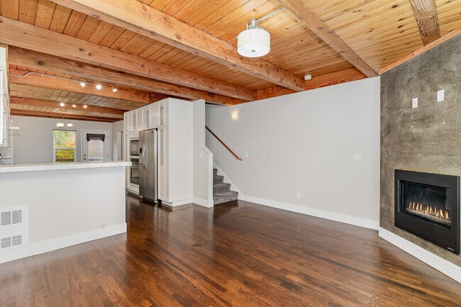 Building Photo - 3008 NE 55th St