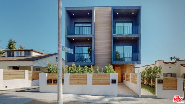 Building Photo - 4462 W Maplewood Ave