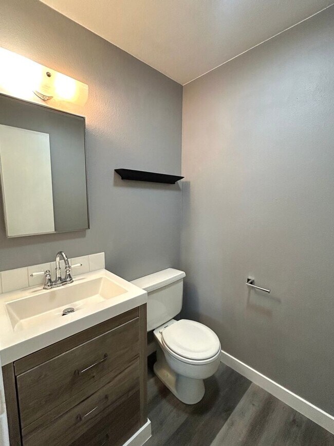 Building Photo - Charming 4 Bedroom Home with Fully Fenced Yard