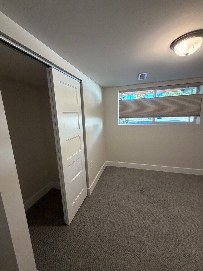 Building Photo - 2036 Highland View Cir