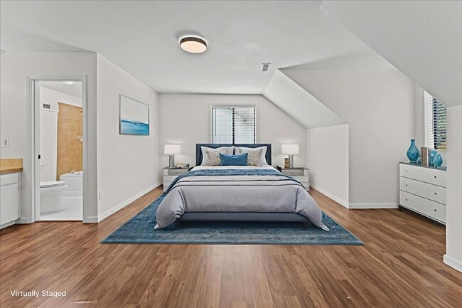 Building Photo - Beautifully Renovated 4-Bedroom, 2-Bath Ho...