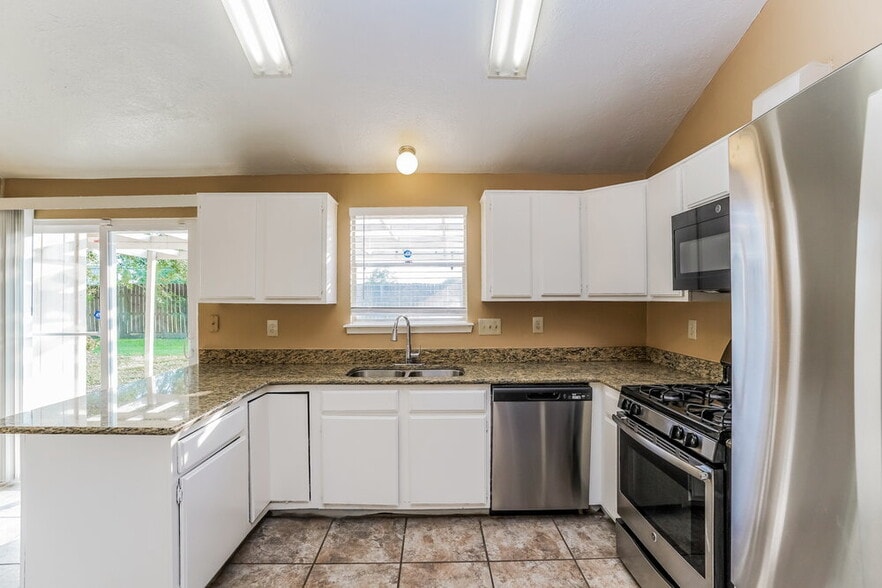 Building Photo - 14806 Chasemont Dr