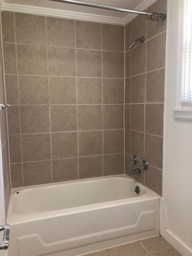 Building Photo - 2 BR, 1 Bath Bungalow located 1 mile from ...