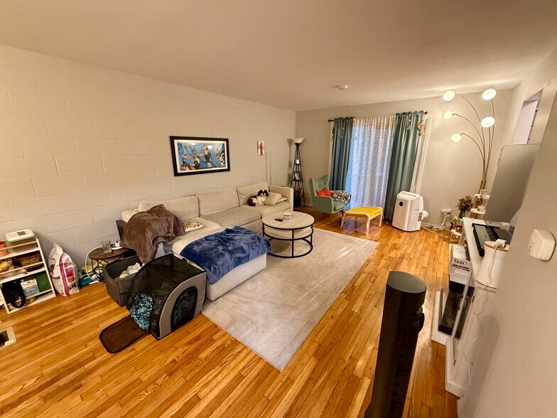 Building Photo - 2 Charles St