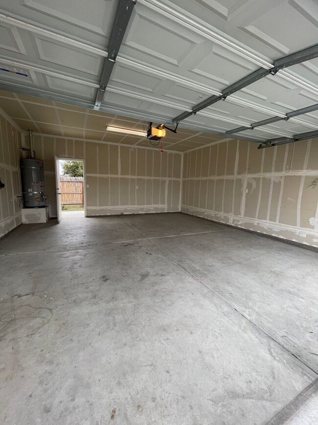 Building Photo - Newer home in gated community in Visalia