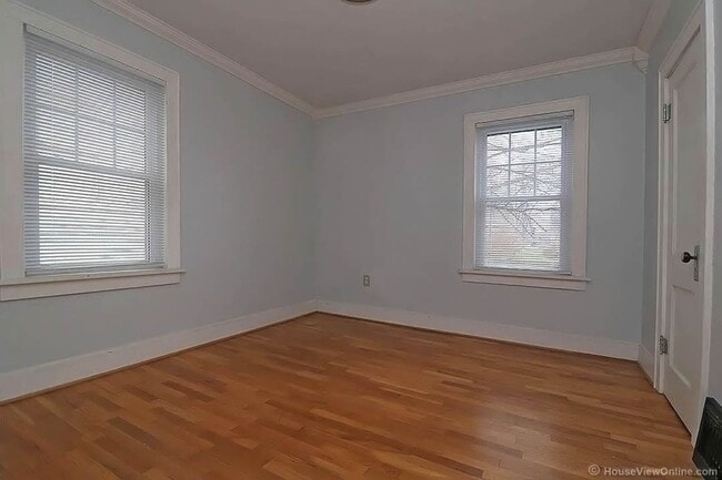 Building Photo - Available THIS SUMMER-Spacious Home Close to Campus