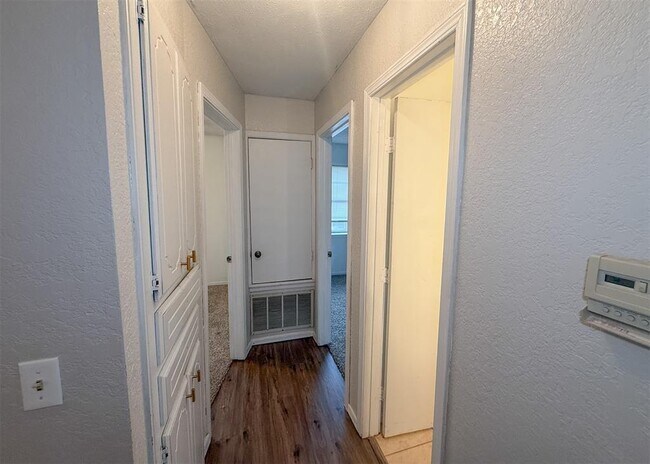 Building Photo - 733 W Perry Dr