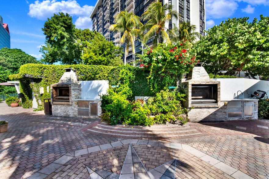 Building Photo - 1925 Brickell Ave
