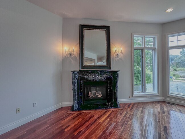 Building Photo - Lakeside Living!