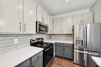 Building Photo - Stylish 1 Bed Apt — Save $1,200 on First M...