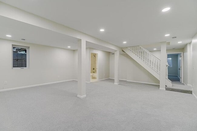 Building Photo - 835 Niagara Ln N