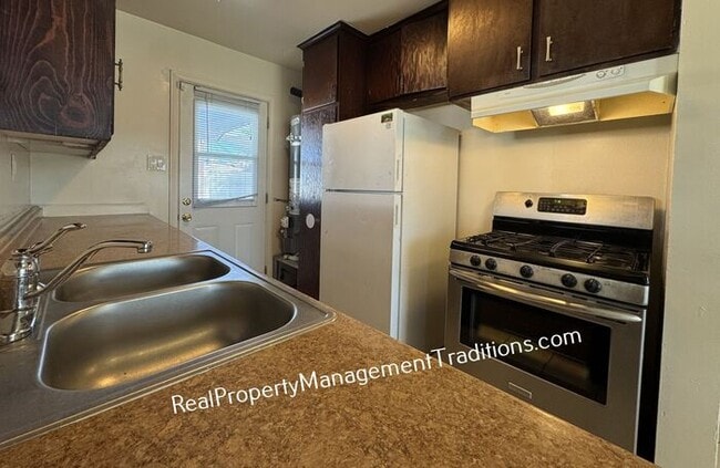 Building Photo - Cozy single story