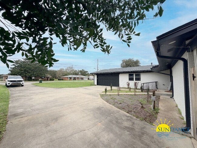 Building Photo - Custom 4BR Pool Home in Kenwood with Bonus Room & Private Backyard!