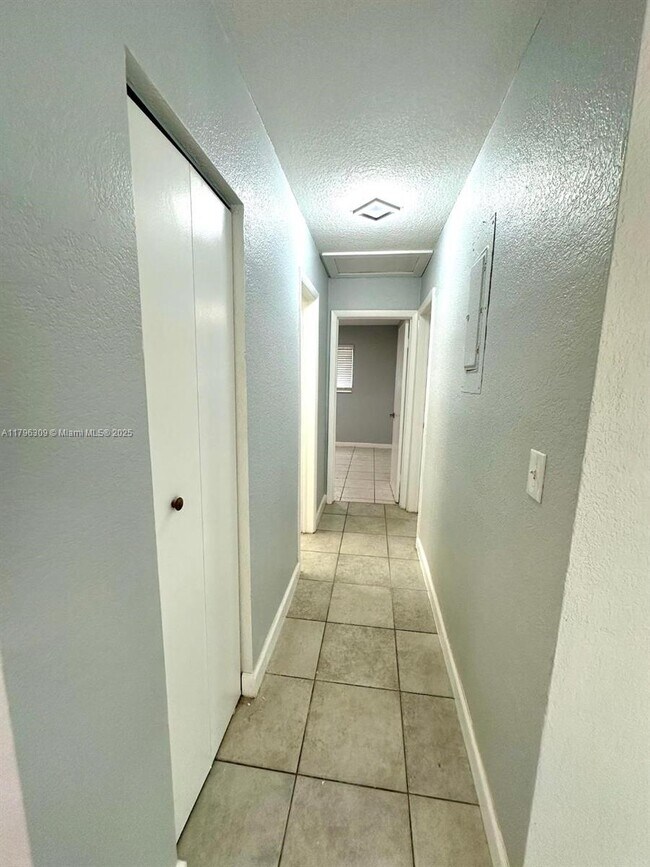 Building Photo - 5160 SW 26th Ave