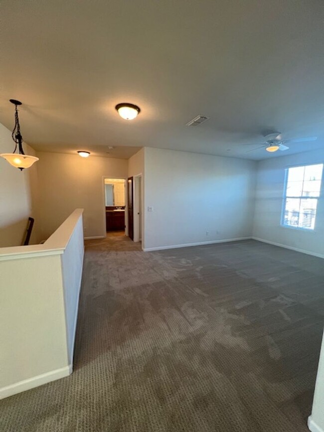 Building Photo - 4 Bedroom Home in Gated Community With Sho...