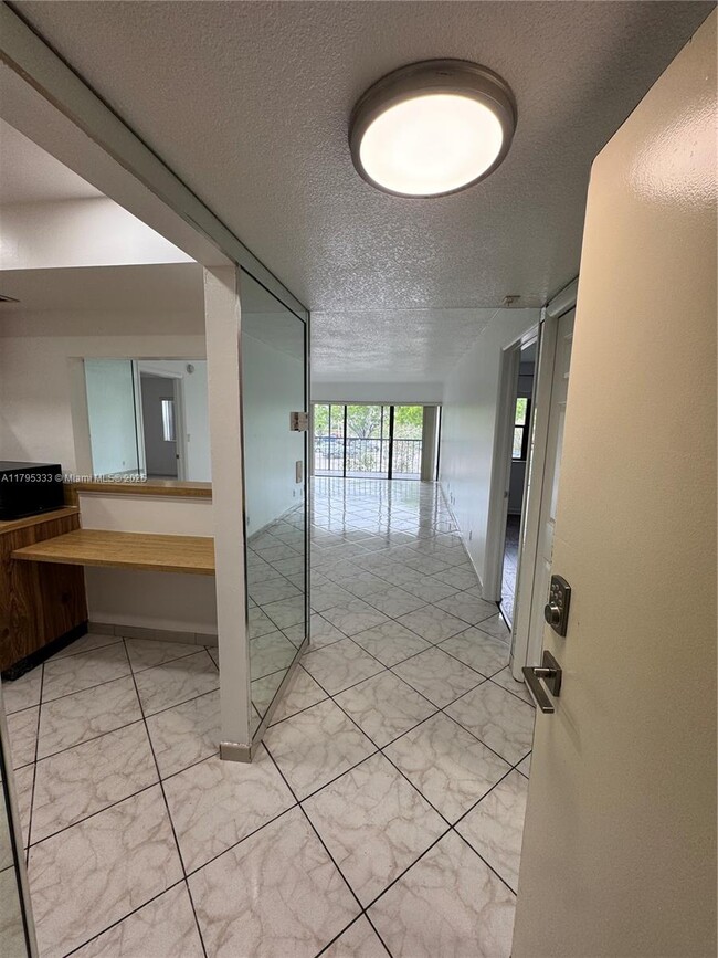 Building Photo - 200 Lakeview Dr
