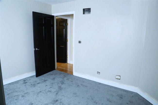 Building Photo - 1033 N Hermitage Ave