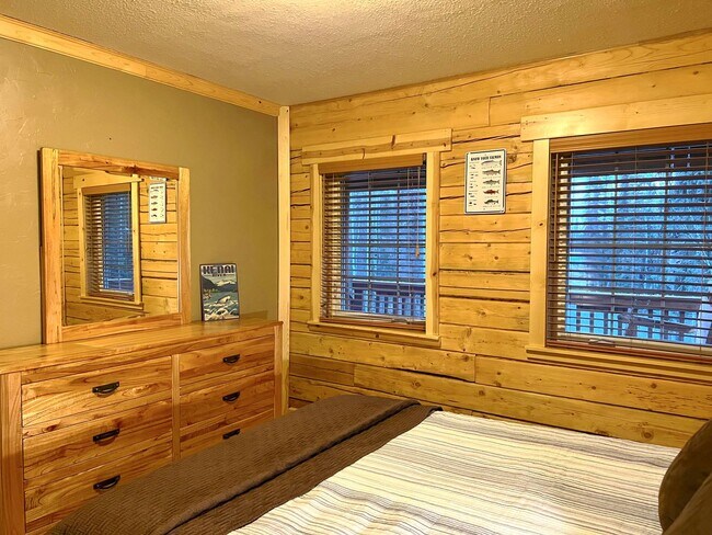 Building Photo - ** SEASONAL RENTAL ** YOUR ALASKAN CABIN I...