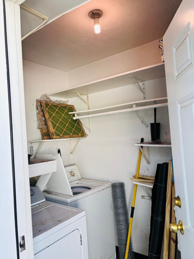 Building Photo - 301 S Lipona Rd