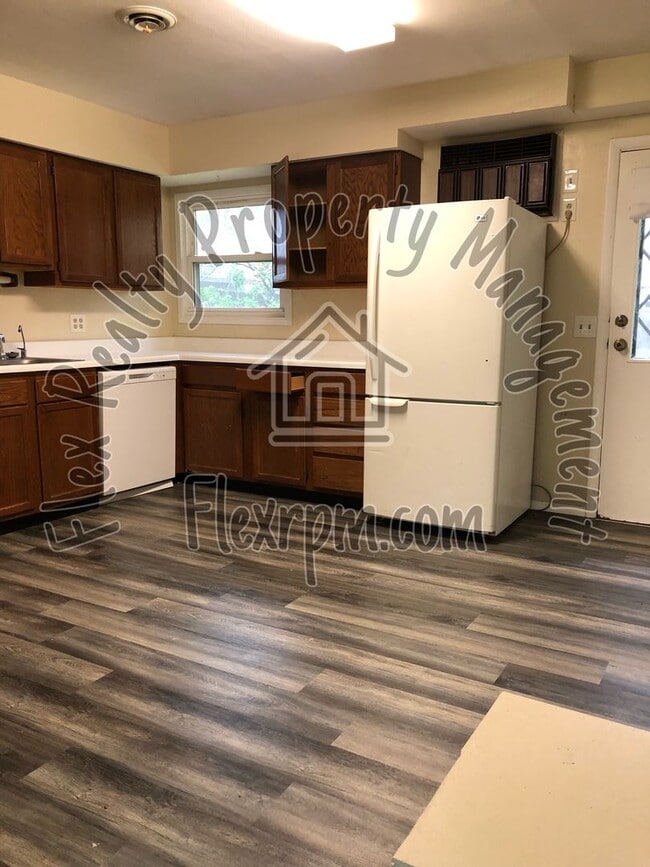 Building Photo - Sylvania Home!