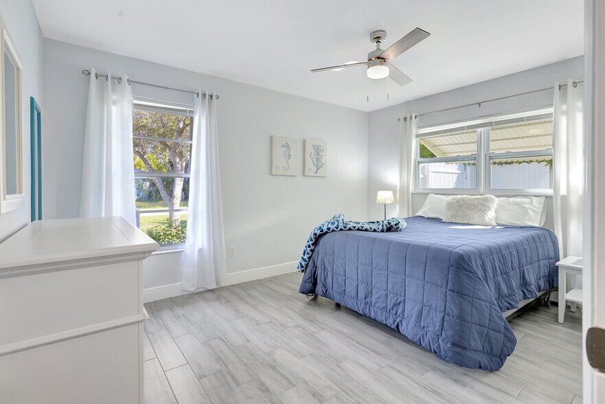 Building Photo - 2374 Poinciana Dr