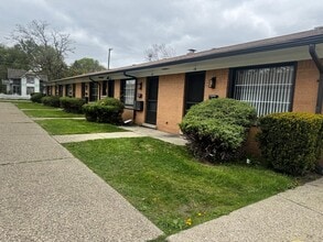 Building Photo - ONE11 Mount Clemens Flats