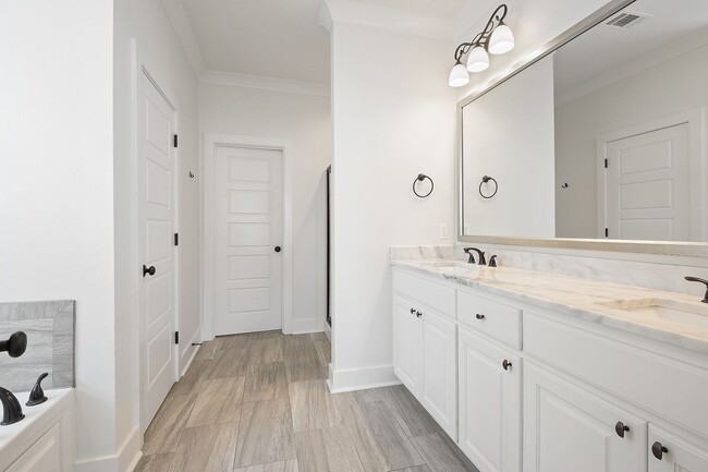 Building Photo - Beautiful home with high end finishes