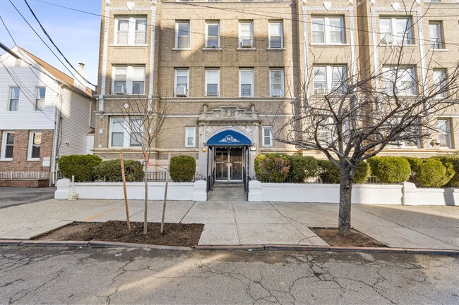 Building Photo - 282 Magnolia Ave