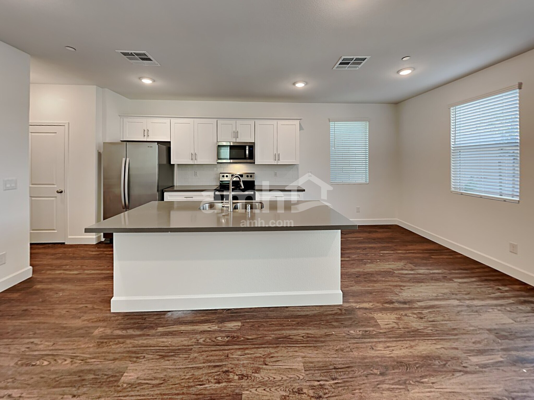 Building Photo - 10072 Roseum Ct