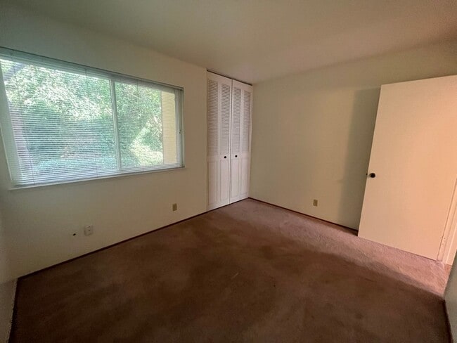 Building Photo - Spacious 4bed 2bath home available now!