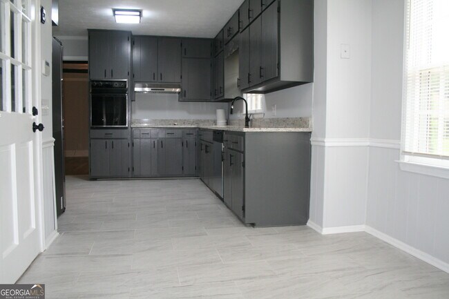 Building Photo - 2075 Pinewood Dr