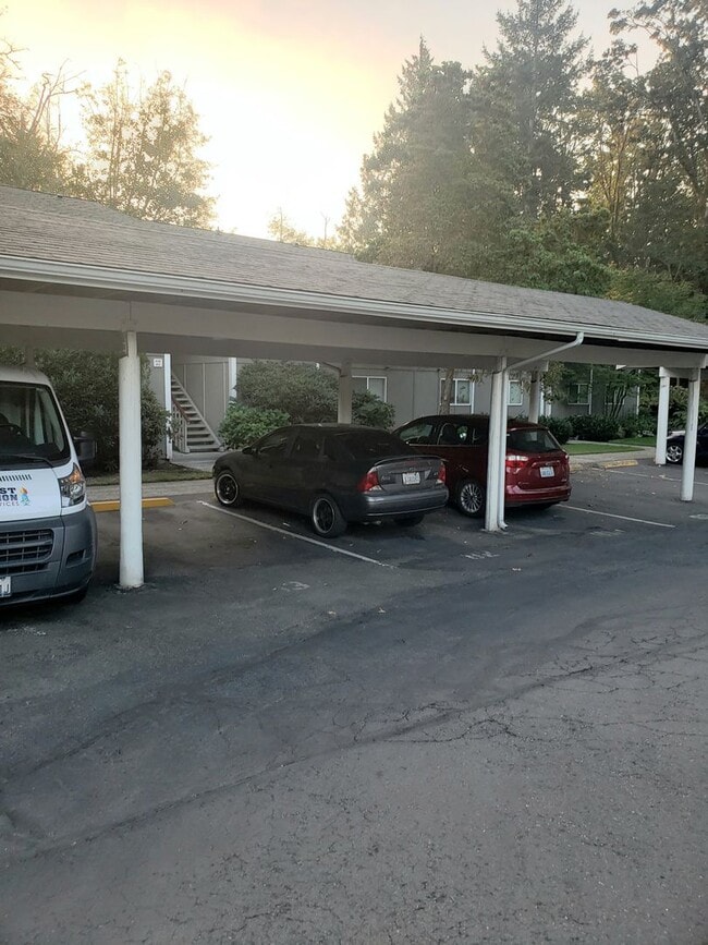 Building Photo - 1 Bedroom 1 Bath Condo with 1 Carport Park...