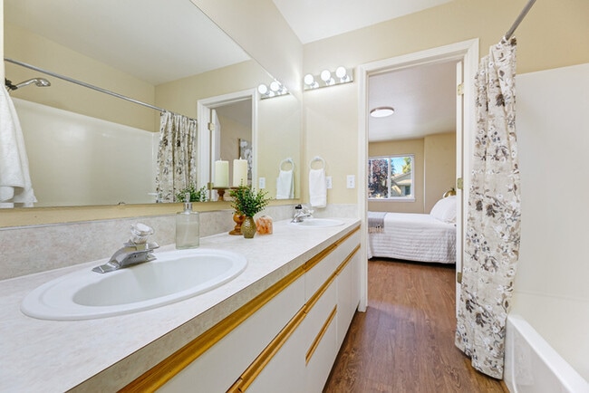 Building Photo - 3 Bed 2.5 Bath Townhome in Prime Boise Location!
