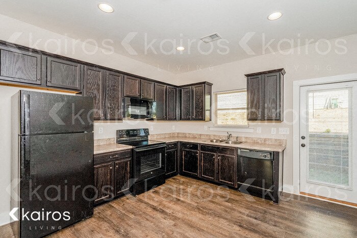 Building Photo - 111 Bates Ln