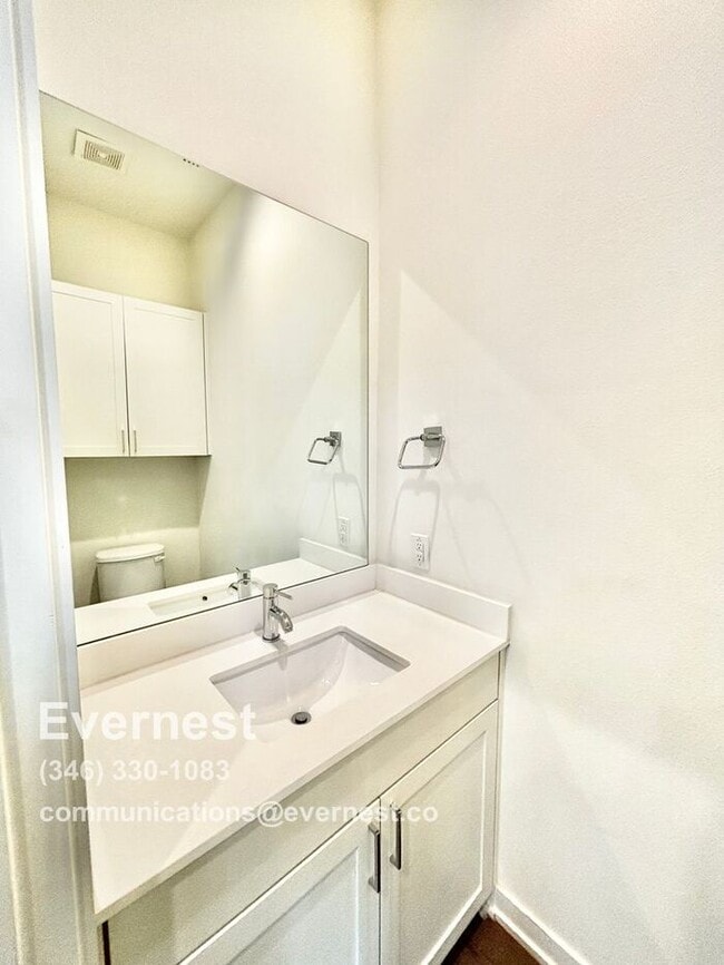 Building Photo - Gorgeous 2-Bedroom Townhome in Prime Locat...