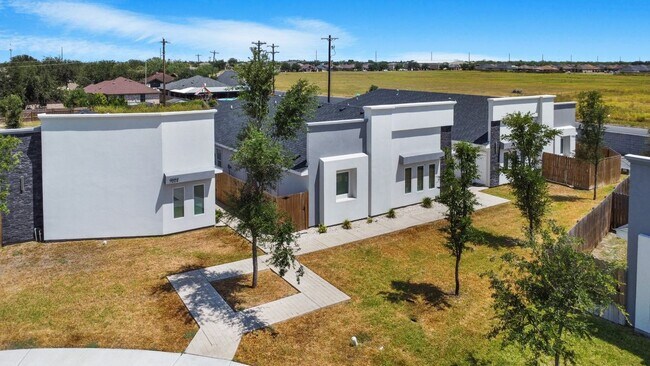 Building Photo - 11002 N 33rd Ln