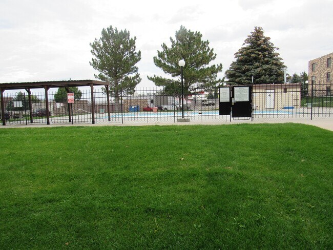 Building Photo - Large One Bedroom! Heat Paid! Mountain View!