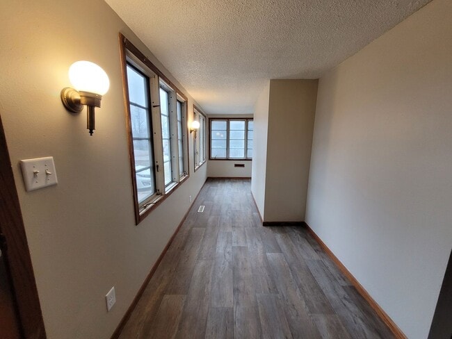 Building Photo - Don't miss this spacious kitchen!