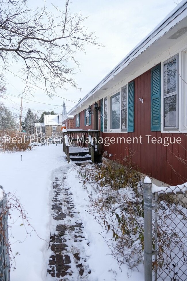 Building Photo - Charming 3 bedrooms in Rensselaer