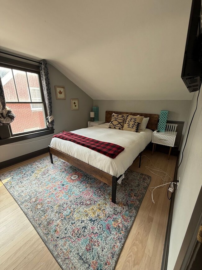 Building Photo - 2nd floor unit with Furnished or Unfurnish...