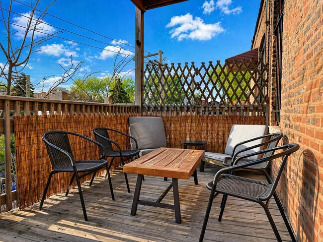 Building Photo - 906 N Damen Ave