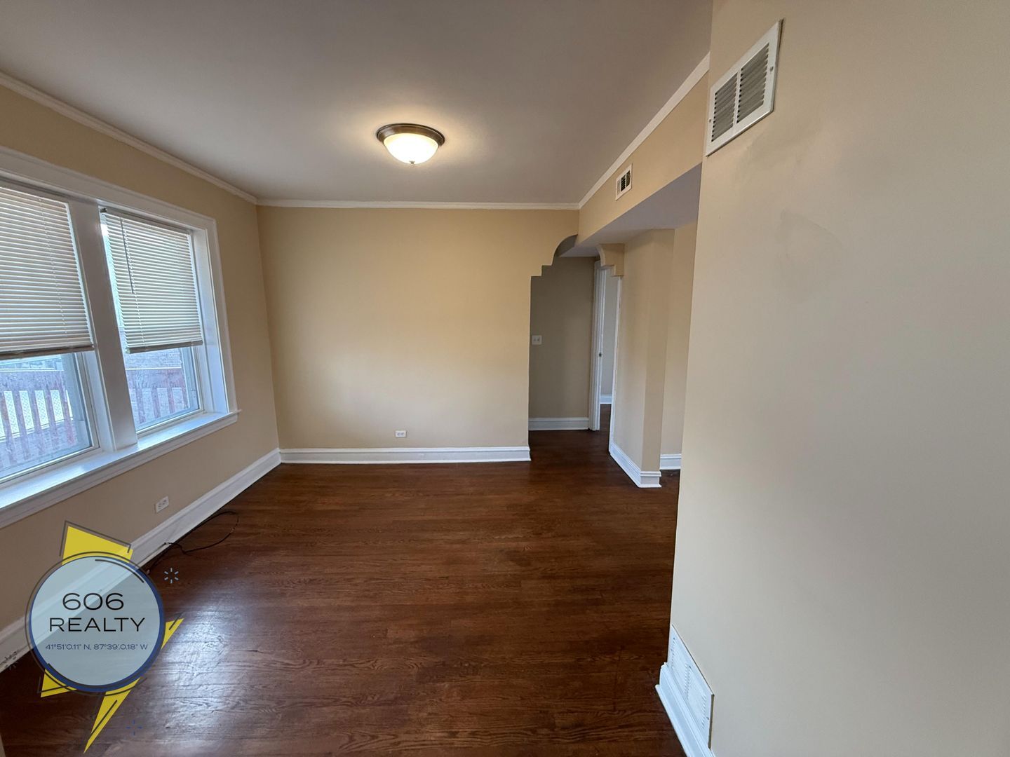 Building Photo - 2805 N Kilbourn Ave