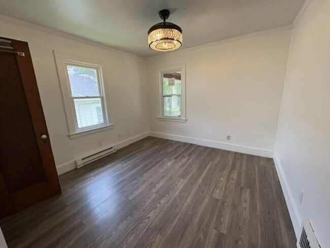 Building Photo - 461 Allenford St