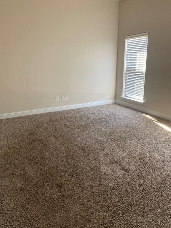 Building Photo - 905 E 98th St