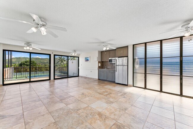 Building Photo - Kailua - Private, Quiet End Unit - 3 bed, 2 bath