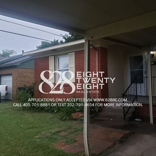 Building Photo - *AVAILABLE NOW!* 4 bed/1 Bath House with an Awesome Backyard!