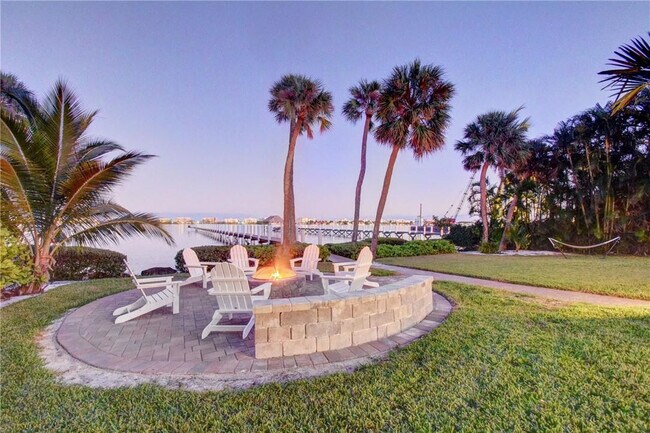 Building Photo - 1320 S Lakeside Dr