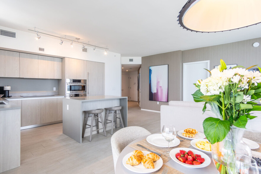 Building Photo - 4010 S Ocean Dr