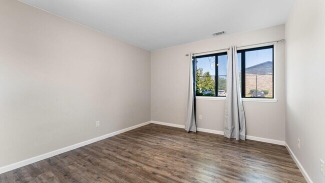 Building Photo - 1225 S Maple Rd